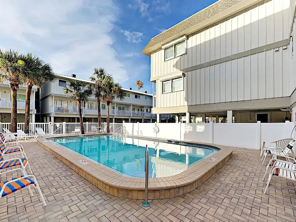 700 Gulf Blvd Townhouse #17 - 2 Br townhouse by RedAwning