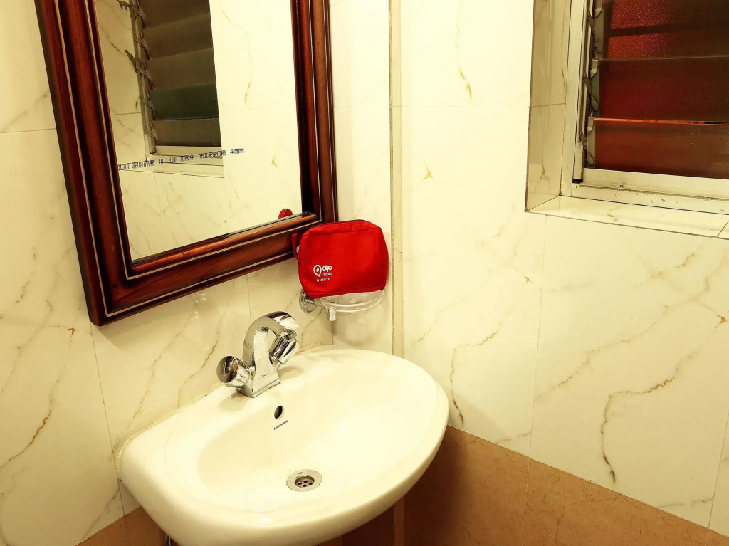OYO Rooms Kalighat Lake Market