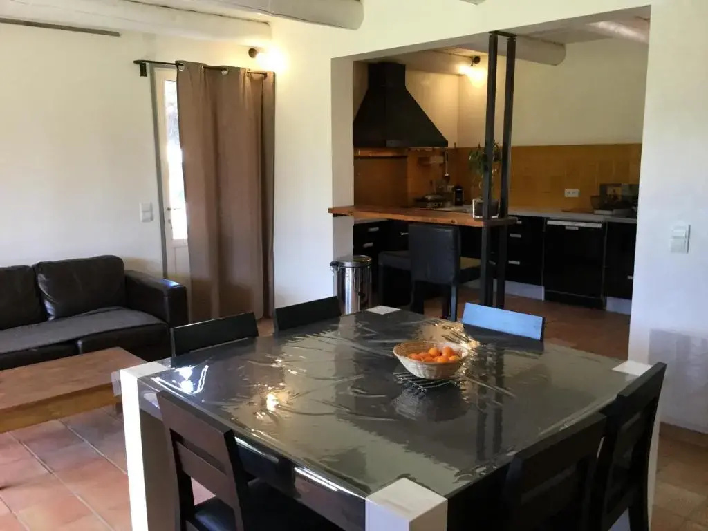 air-conditioned family house with fenced pool in fontvieille in the alpilles, sleeps 8