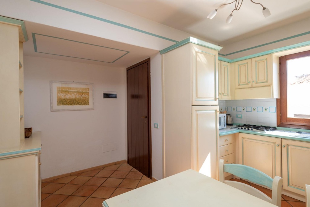 The apartment has 2 bedrooms, living room with kitchen, bathroom with shower and a large covered ter-Pedra Rosa F2