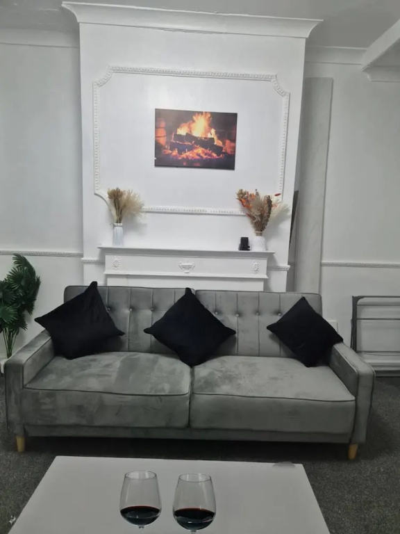 3 Bed Home Free Wifi & Netflix Central Location