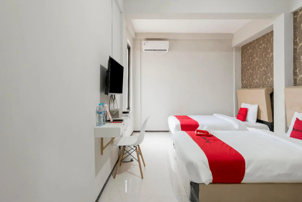 RedDoorz near Grand City Mall 2