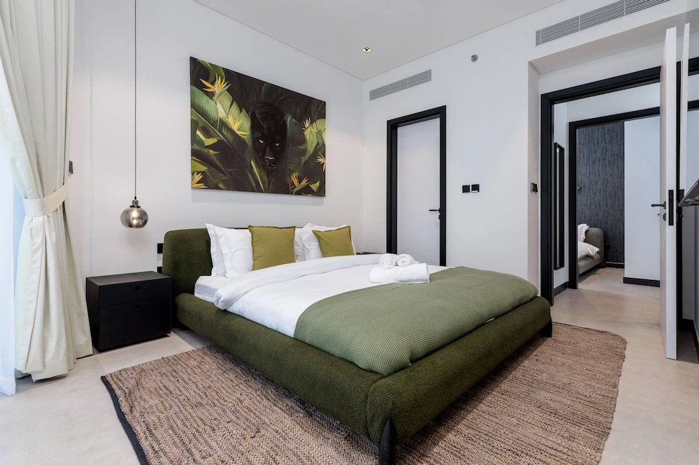 Waves - Elegant Waterfront Living in Dubai's Business Bay