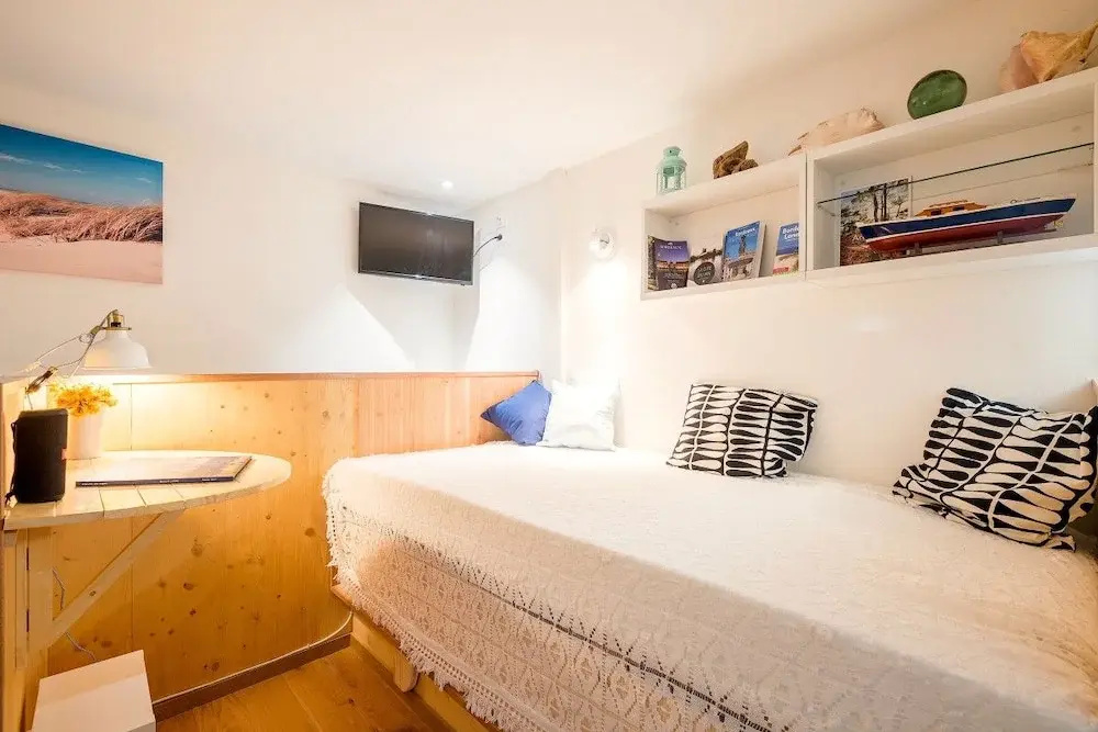 A "boat Cabin" in the Heart of Bordeaux