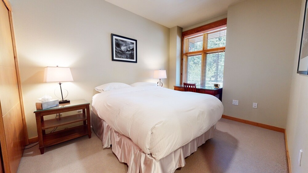 Solstice 18 Beautiful and Modern, Private Washer Dryer, Close to Eagle Lodge by RedAwning