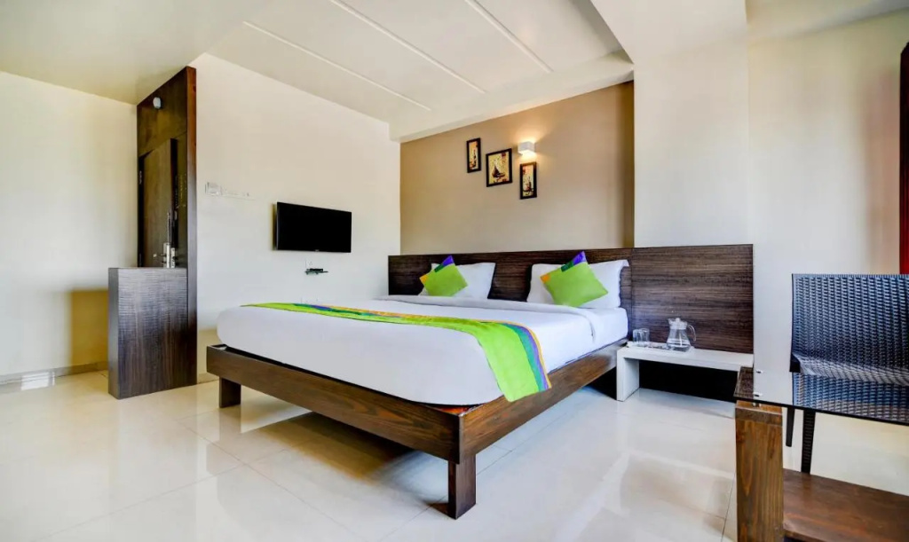 Treebo Shree Sai Suites - 2km from Mahalaxmi Temple