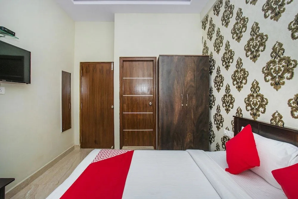 OYO 26963 Hotel Crystal Grandeur