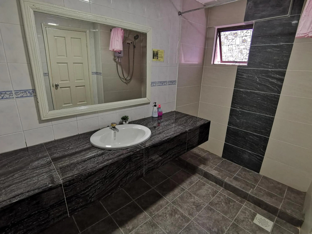 5 Bedrooms Penthouse 3 Bedrooms Apartment Marina Court Resort Condominium