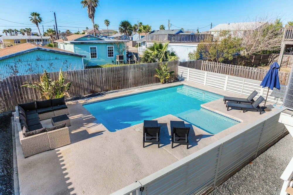 Dream Weaver Pool Sleeps 10 Near Beach