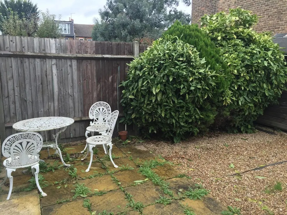Great 2 BED in Northfields With Private Garden