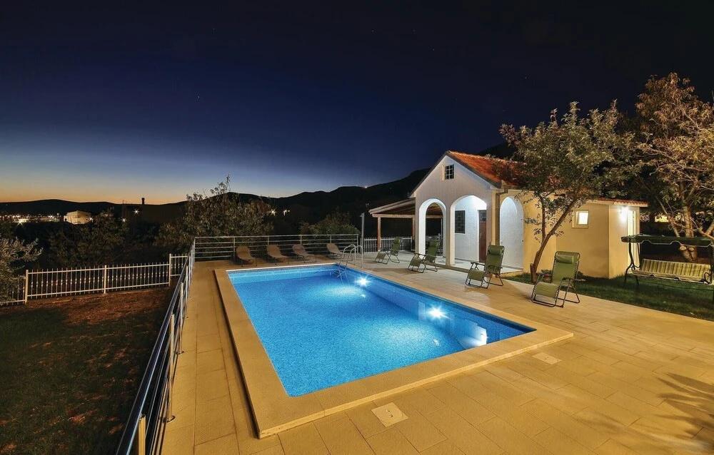 Nice Home in Kastel Luksic With Wifi and 3 Bedrooms