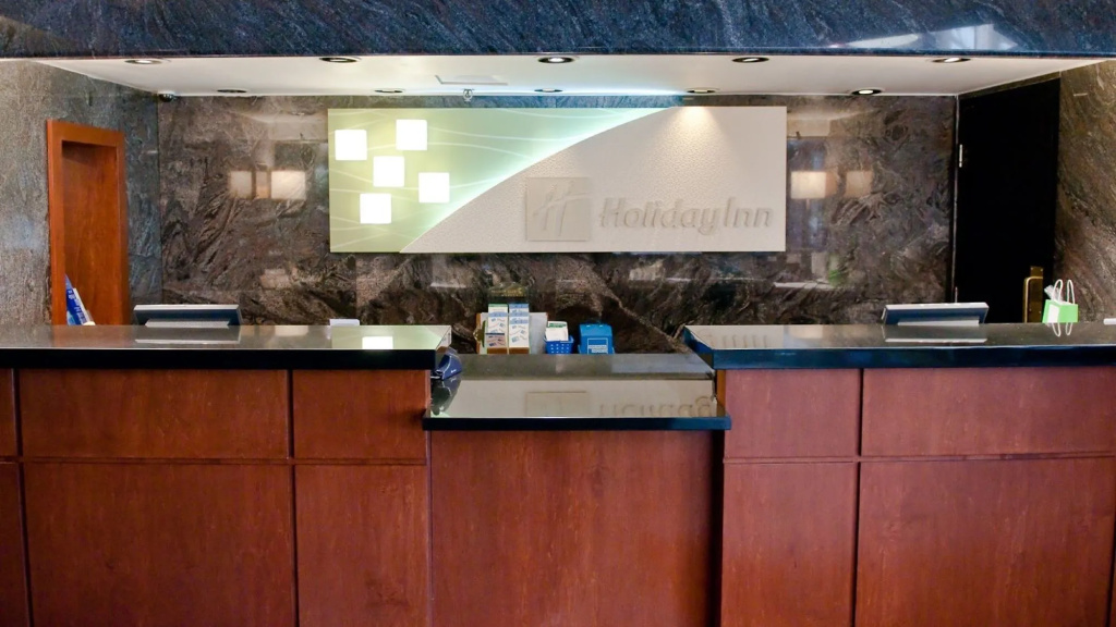 Holiday Inn Oakville Centre by IHG