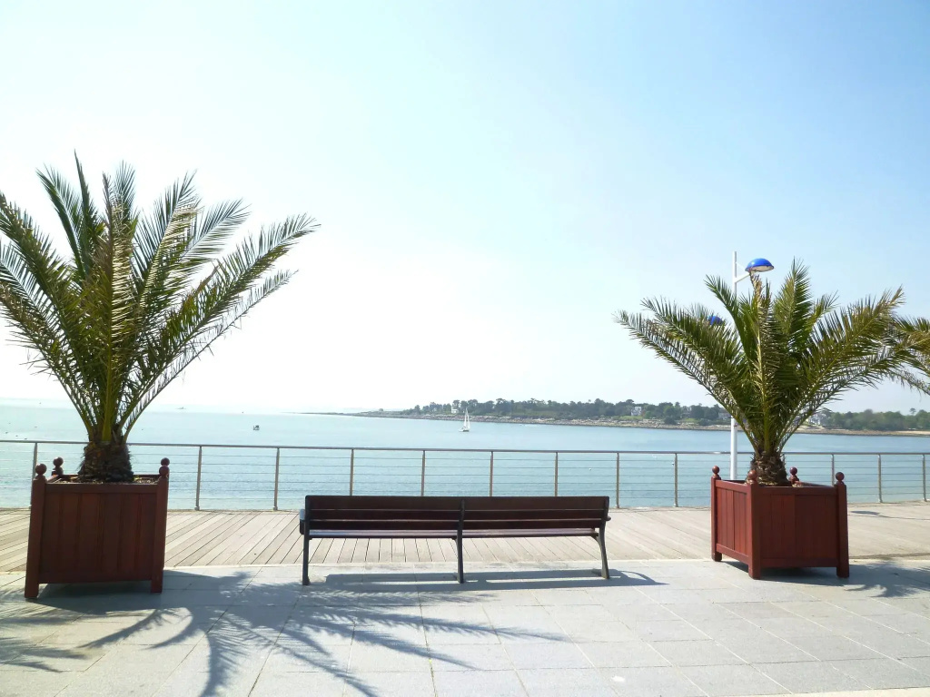 Studio with partial sea views in the popular seaside resort of Benodet