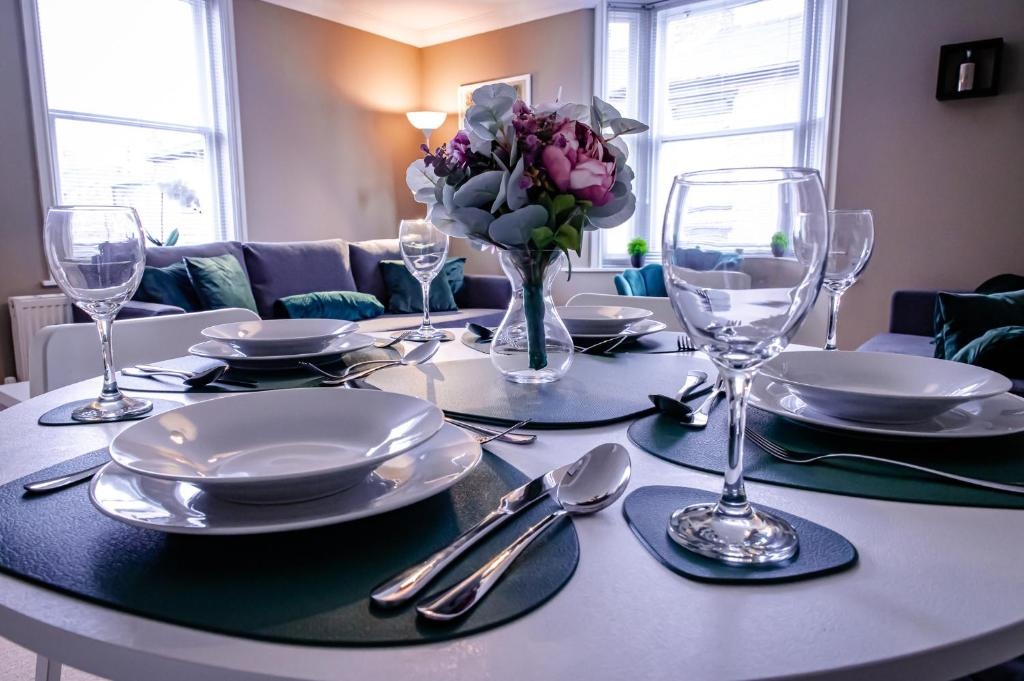 Lord Street Modern Apartment with parking by Rework Accommodation