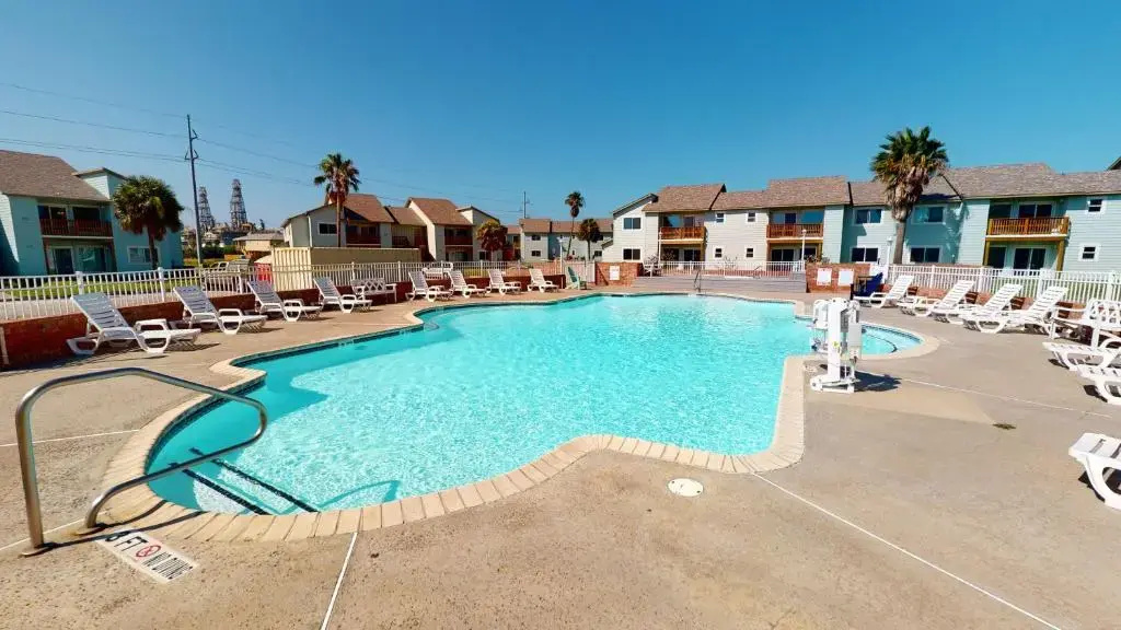 AH-D115 Newly Remodeled First Floor Condo, Shared Community Pool & Hot Tub