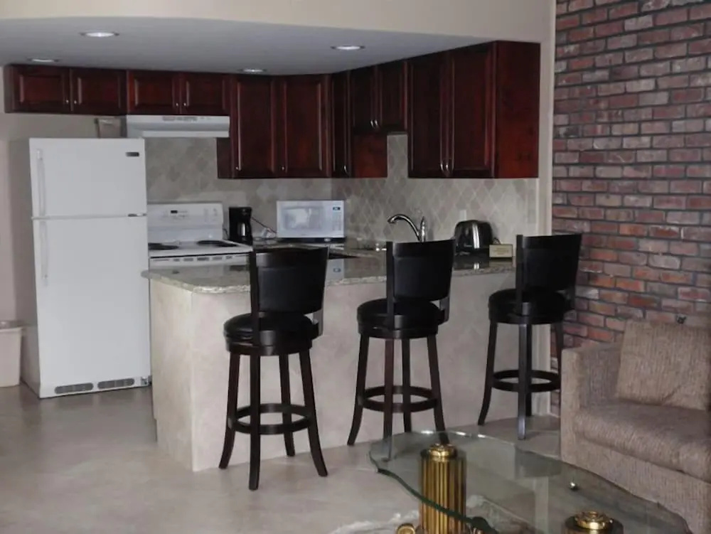 Chalet Inn & Suites