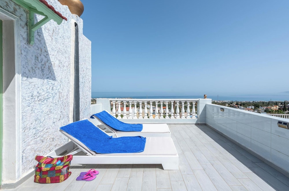 2 Bed Apartment - Sleeps 8 - Pool Patio Views