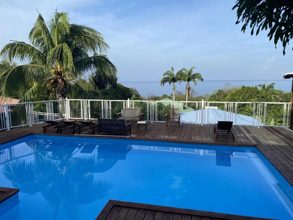 Maison de 2 chambres a Pointe Noire a 150 m de la plage avec vue sur la mer piscine partagee et jardin clos