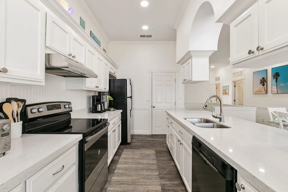 Luxury Beach House With Pool, Hot Tub and Grilling Station!