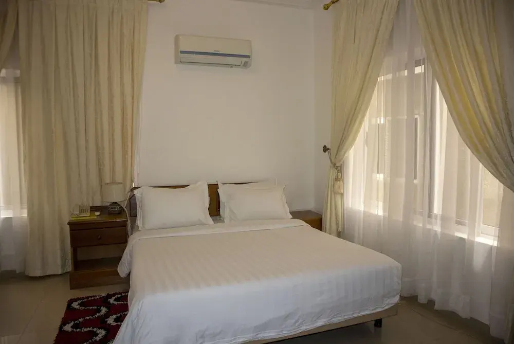 His Majesty's Hotel and Apartments