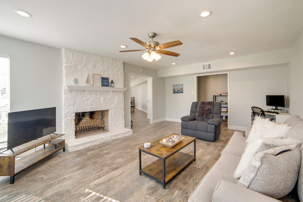 Lakeside Retreat: Large Spacious Home w/ Game Room