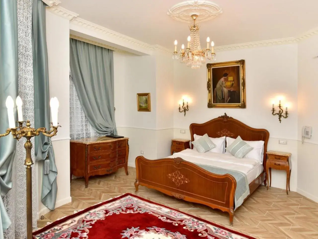 Royal Hotel