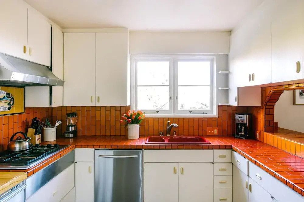 Frida by AvantStay | Sleeps 16! Prvt Estate w/ Tennis Ct & Mins to Beach!