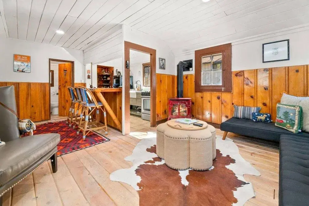 Finns Fish Camp - Walking distance to Lake and Village! Back patio with barbecue, fully fenced yard