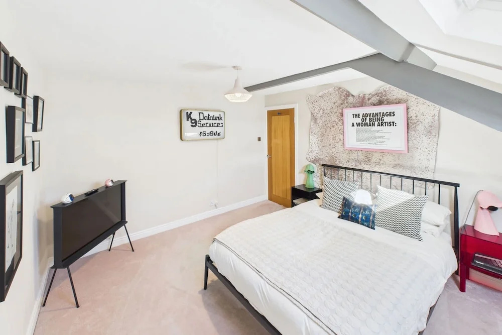 Host Stay The Artists Pad