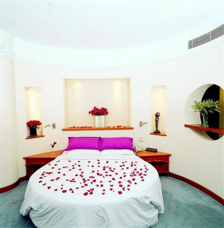 La Waterfront Hotel