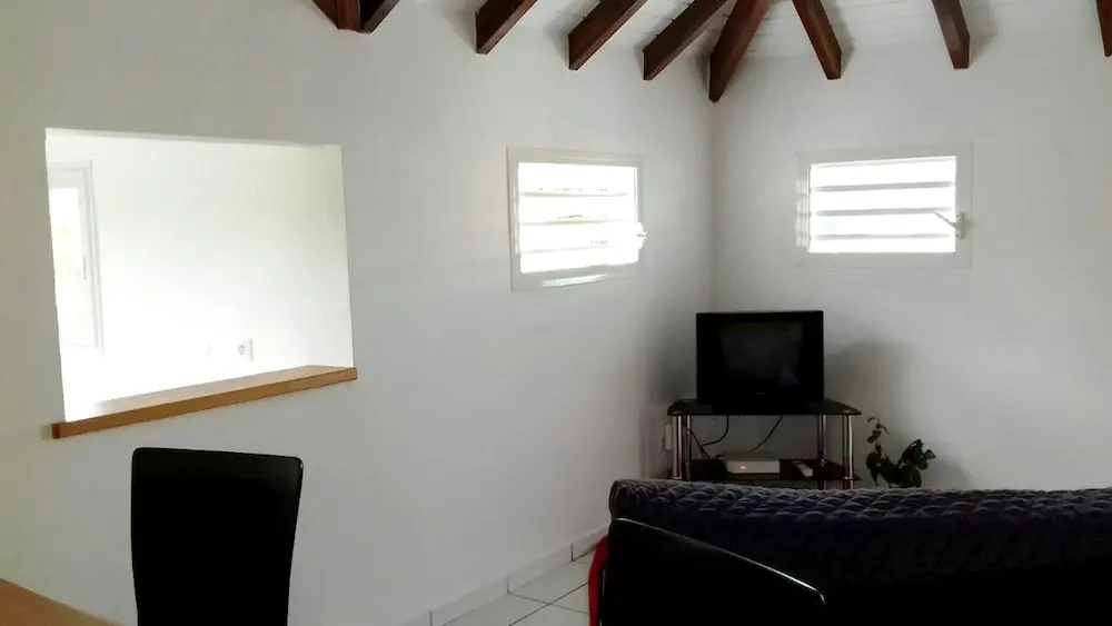 Apartment With 2 Bedrooms in Petit-canal, With Balcony and Wifi - 4 km