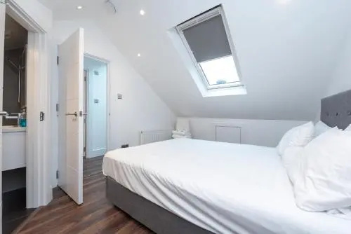 Beautiful Apartment in Gorgeous Location (Dh8)