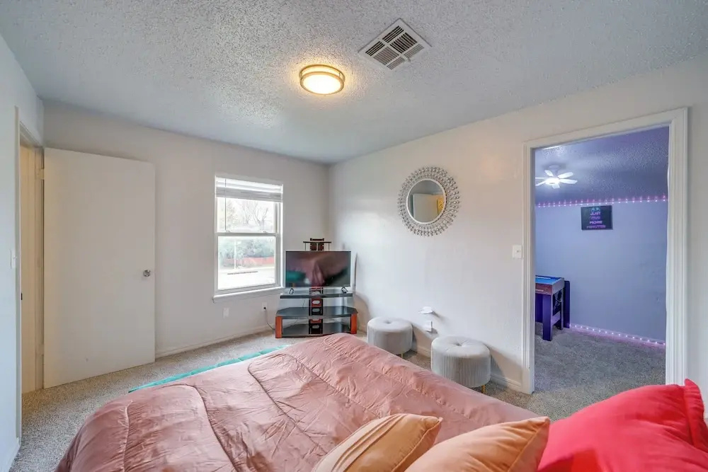 5 Mi to Route 66 Fun! Tulsa Towhome w/ Game Room