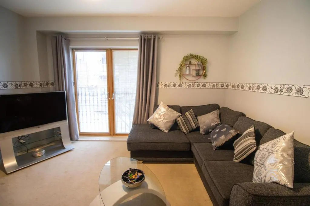 Large Modern Contractor House with Balcony & Private Parking - CMK by Comfy Workers