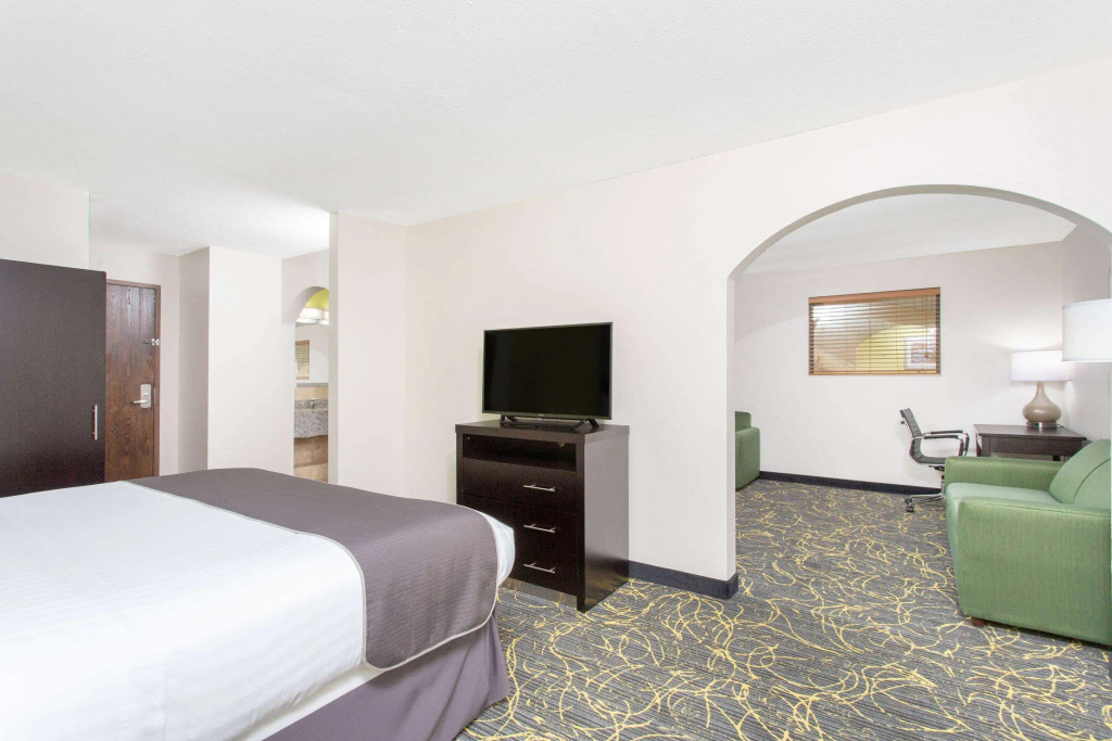 AmericInn by Wyndham Delafield-Milwaukee