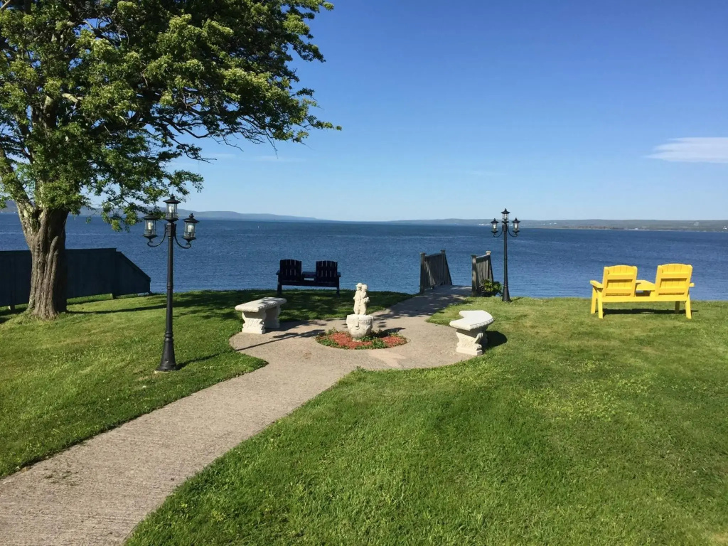 Seawinds Motel & Cottages