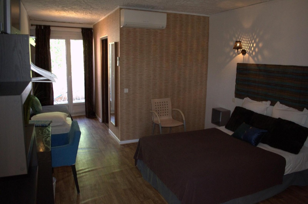 HOTEL 3 étoiles NN "LOU CIGALOUN"
