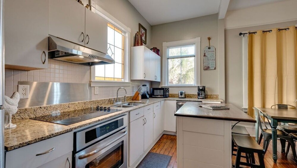 Huge 5 bedroom 5 bath Home in Savannah