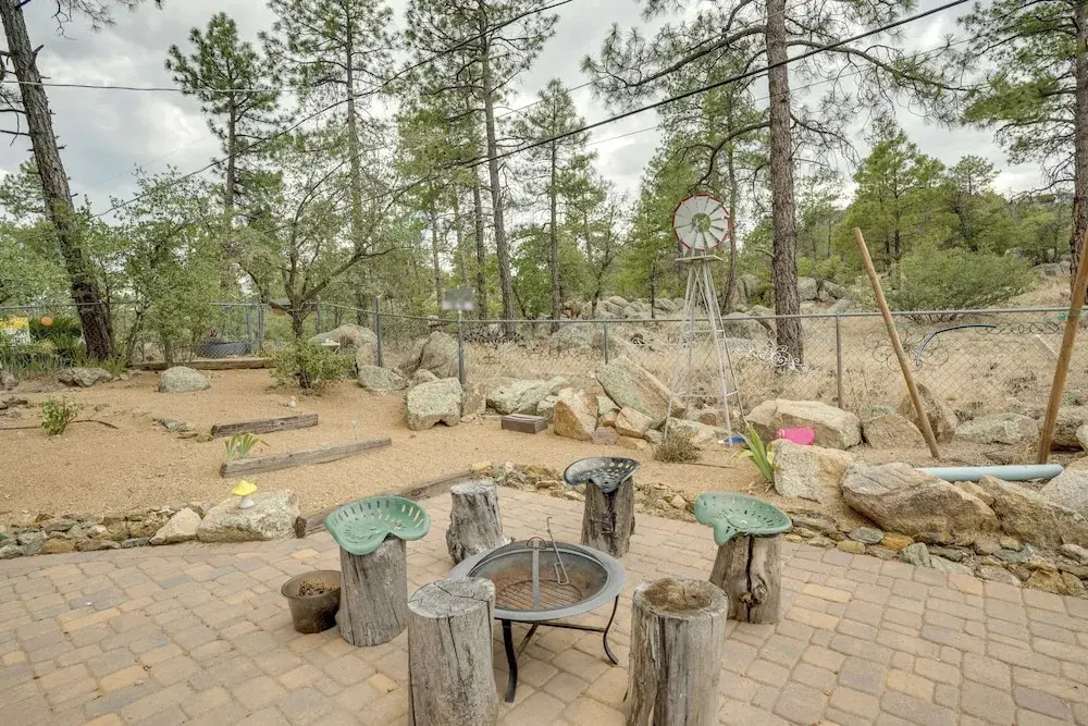 2 Mi to Arizona Christmas City! Cabin w/ Fireplace