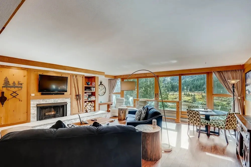 Spacious Remodel, 4br, Minutes To Conf Center & Slopes! 4 Bedroom Condo by RedAwning