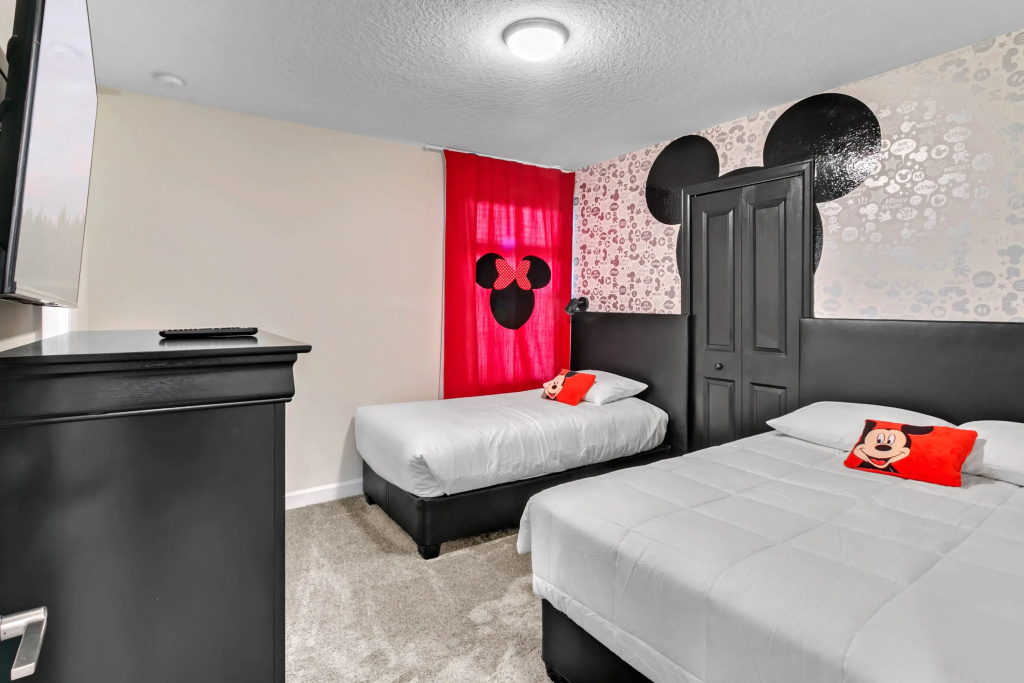 6 Bedrooms 6 Bathrooms Storey Lake 4528 TB