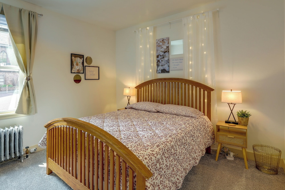 Walk to Restaurants & Shops: Apt in Pennsylvania!