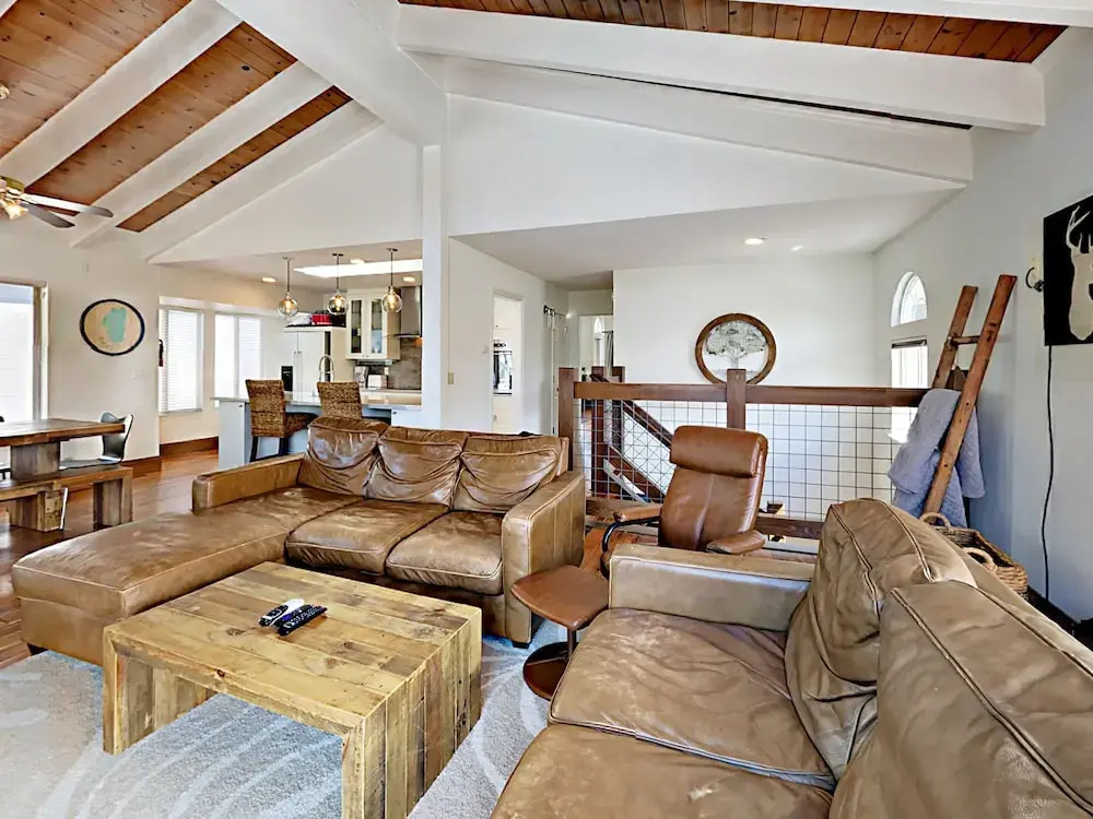 Lakeside 3br W/ Dock & Fireplace 3 Bedroom Home