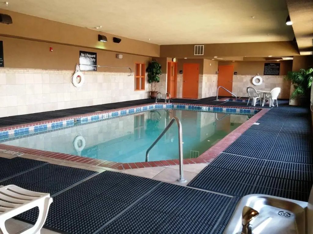 Hampton Inn & Suites - Coors Road