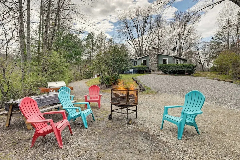 Ski, Hike and Unwind Pet-Friendly Whittier Retreat