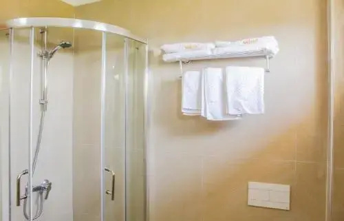 Shkreli Hotel- Camp