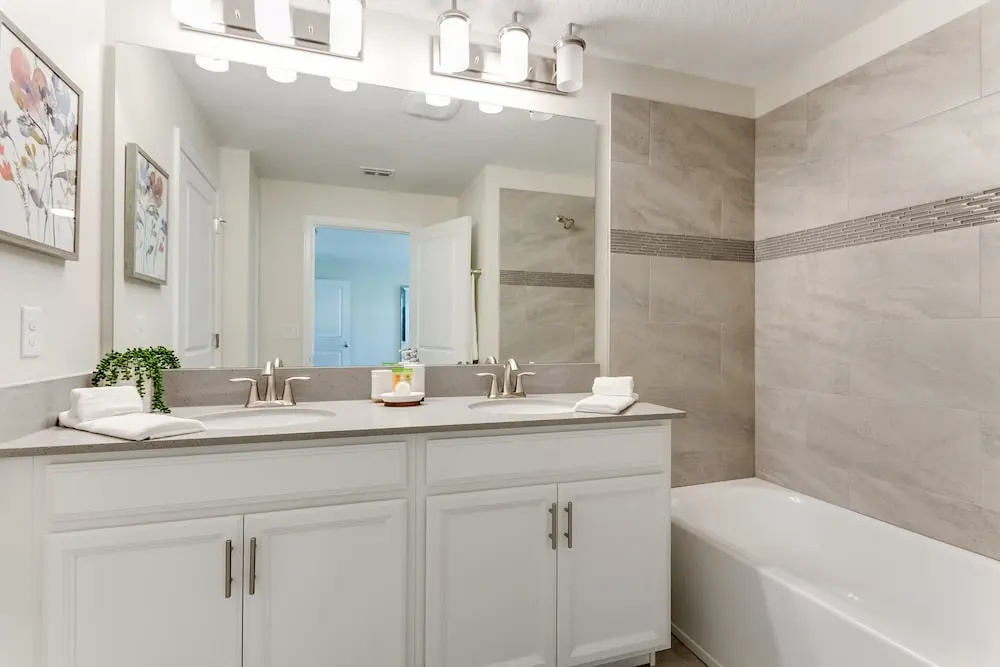 4bed 3Ba Storey Lake Home w. Pool