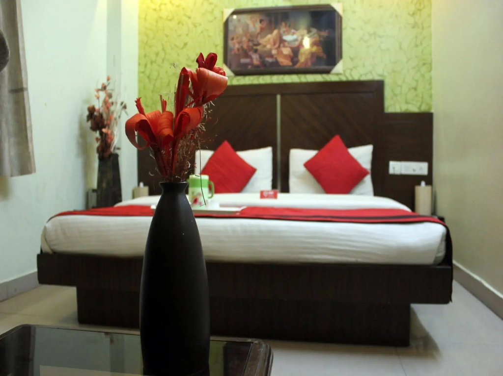 Star view by Hotel Black mooncouple friendly Near Rk ashram Metro