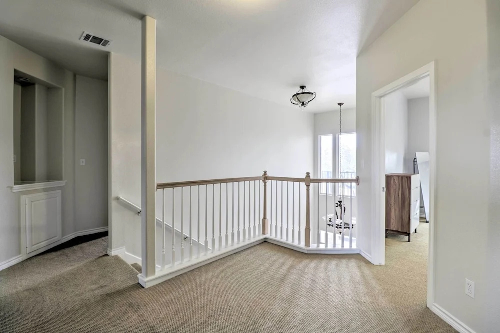 Airy Villa in Austin with BadmintonandVolleyball Court