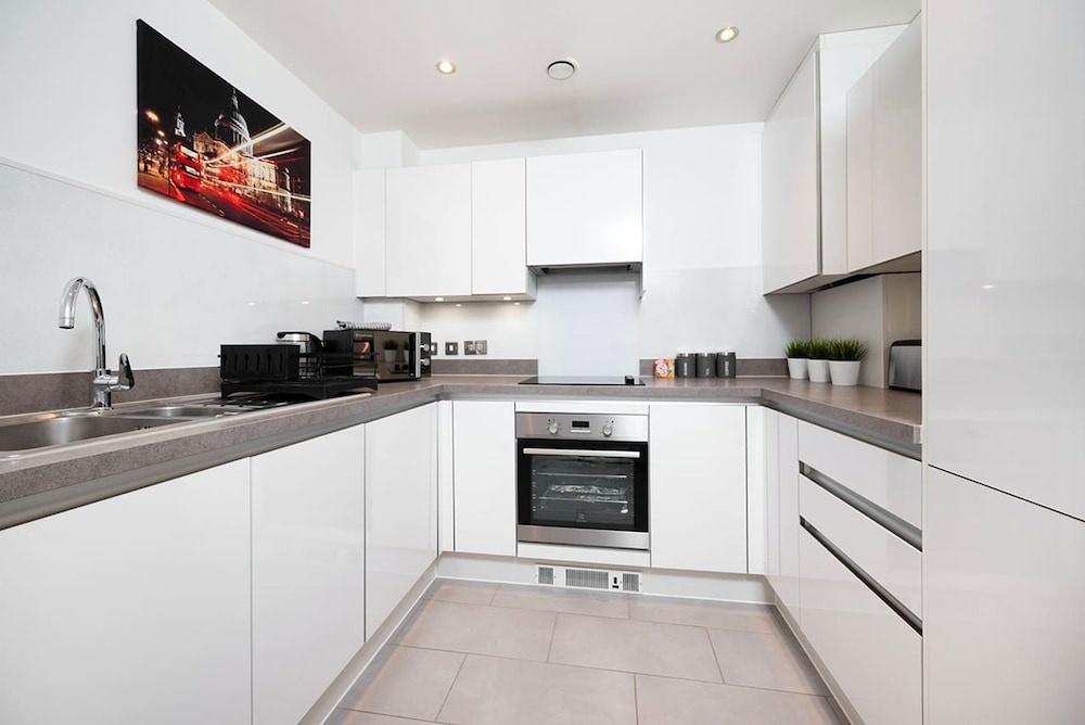 Stunning 2BR Flat With Balcony